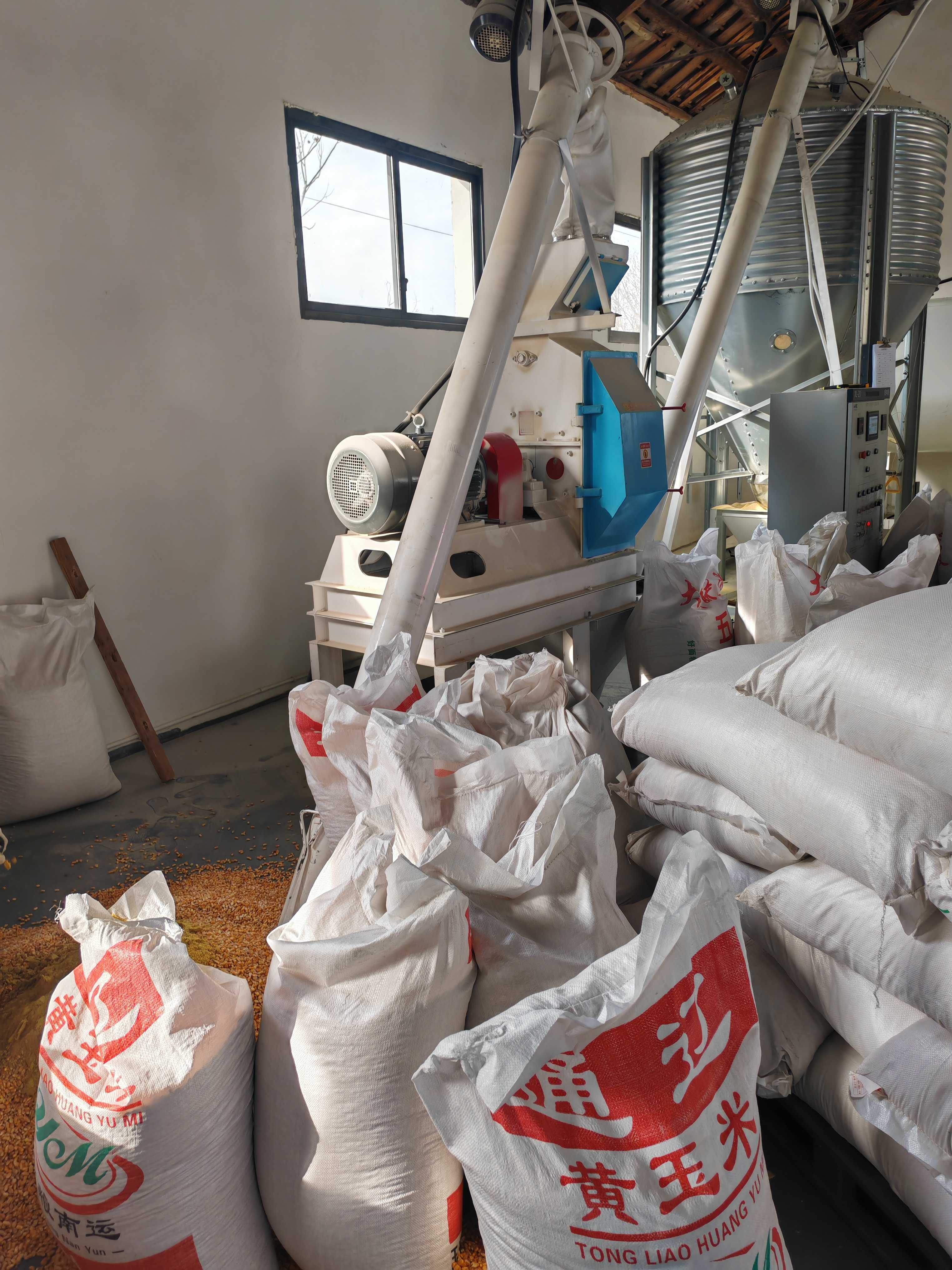 飼料顆粒機全套設備是將粉狀飼料原料加工成顆粒狀的生產線,廣泛應用